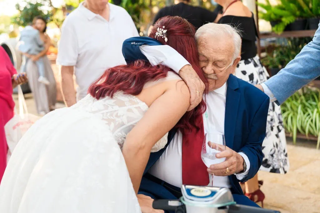 צילום חתונות | סבא מתרגש ומחבק את הכלה